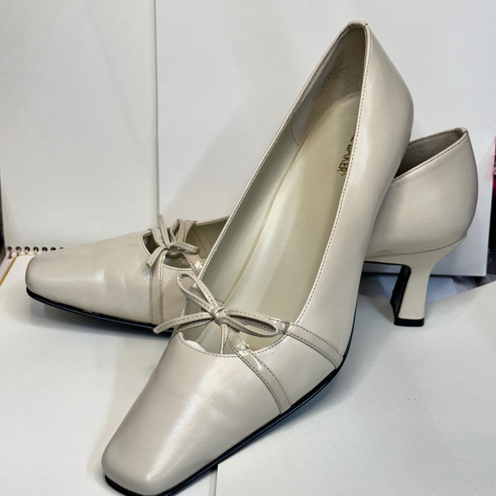 Liz Baker Pumps Womens 10M Cream Leather Square Toe Bow Kitten Heel Excellent